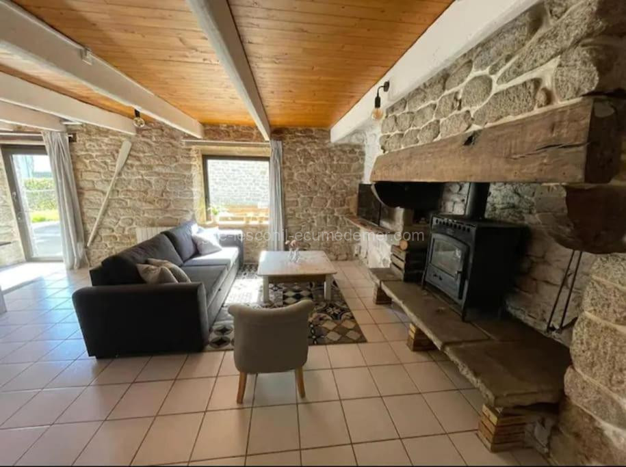 Maison de pêcheur BORD DE MER bois et pierre 6-8 pers